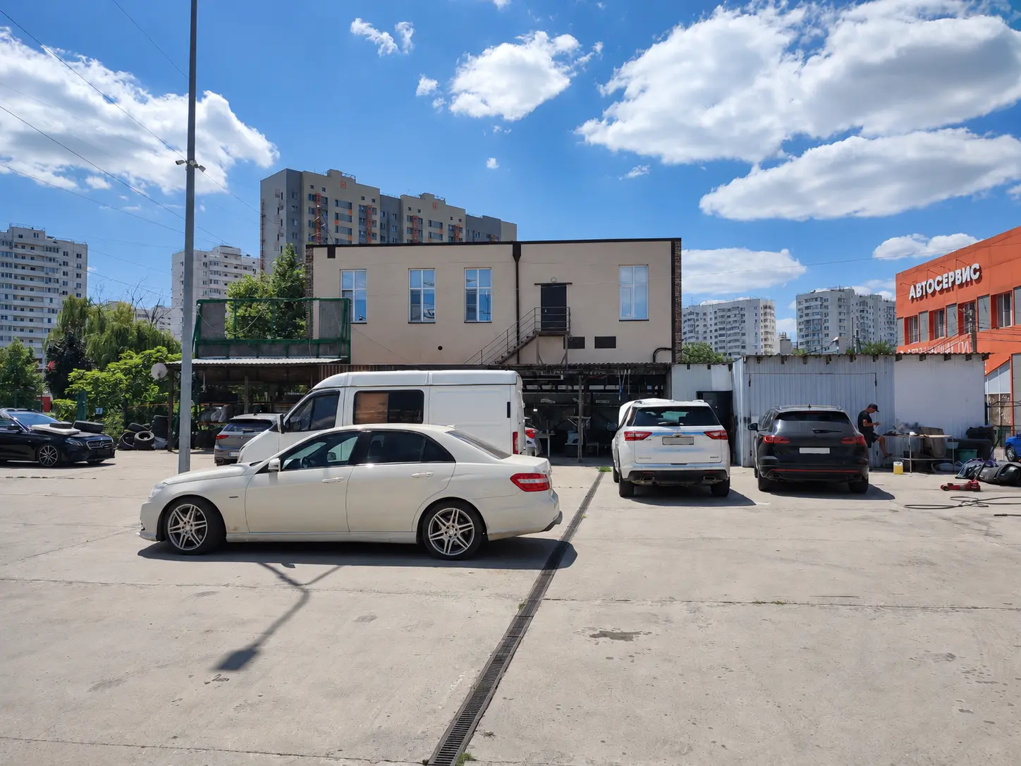 Площадка компании с автомобилями